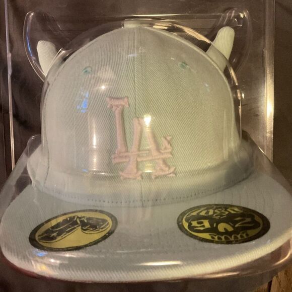 New Era x Loso Horned Embroidered Dodgers Hat - Picture 1 of 6